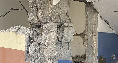 Ağır hasarlı bina vatandaşları tedirgin ediyor