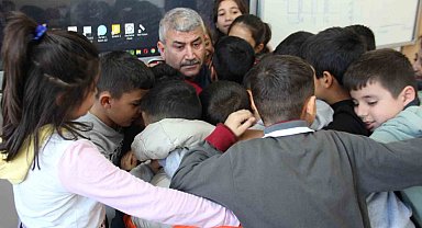 Ailesini depremde kaybeden Kadir öğretmenin sınıfında duygusal anlar yaşandı
