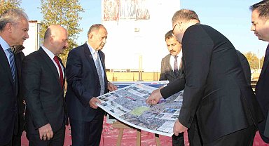 Bakan Özhaseki, Adıyaman'da yerinde dönüşüm alanını inceledi