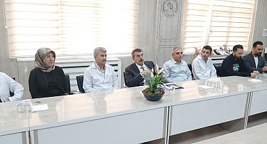 Bakan Tekin depremzede öğretmenle bir araya geldi