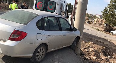 Gölbaşı'nda otomobil elektrik direğine çarptı