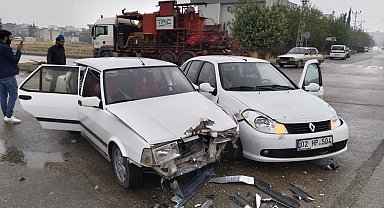 İki otomobil çarpıştı: 3 yaralı