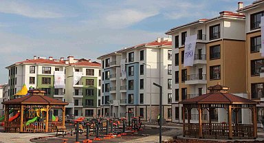 Kalıcı deprem konutlarına teslim öncesi son rötuşlar yapılıyor