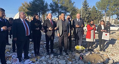 KKTC Meclis Başkanı Töre, otel enkazına karanfiller bırakıp dua etti