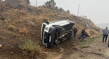 Minibüs şarampole devrildi: 2 yaralı