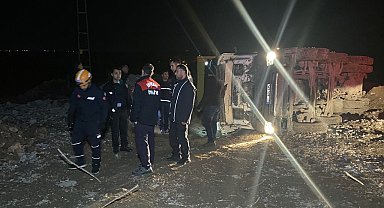 Moloz boşaltırken devrilen kamyonunun sürücüsü hayatını kaybetti