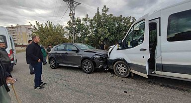 Otomobil ile minibüs kafa kafaya çarpıştı: 5 yaralı