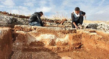 Perre'de 1800 yıllık boğa başı kabartması bulundu