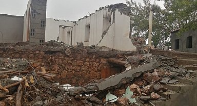 Yağışlara dayanamayan ahır çöktü