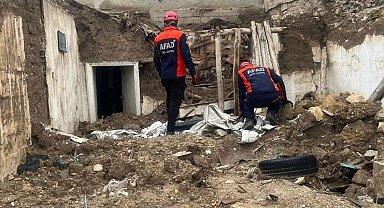 Adıyaman'da ağır hasarlı toprak ev çöktü