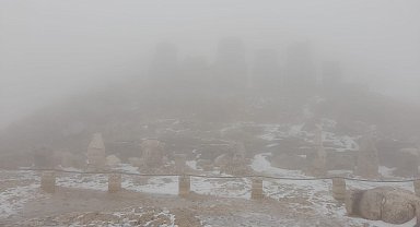 Beyaza bürünen Nemrut Dağı sisin etkisine girdi