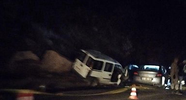 Hafif ticari araç ile otomobil kafa kafaya çarpıştı: 1 ölü, 5 yaralı