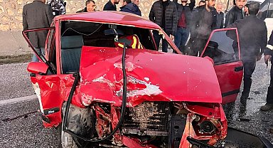 İki otomobil çarpıştı: 1 yaralı