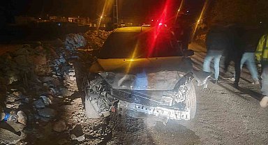 İstinat duvarına çarpan otomobilin sürücüsü yaralandı