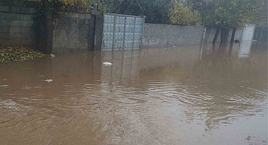 Kahta'da yağmur sonrası yollar göle döndü