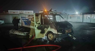 Kamyonet alev alev yandı