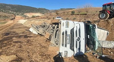 Kontrolden çıkan tır şarampole devrildi: 1 yaralı