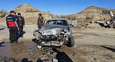 Otomobil ile iş makinesi çarpıştı