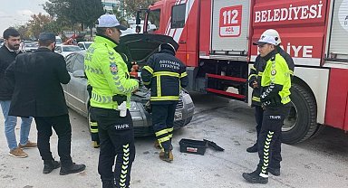 Seyir halindeki otomobil alev aldı