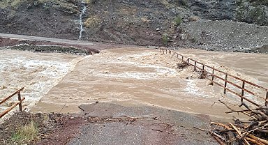Sincik'te dere taştı, köprü suda kayboldu