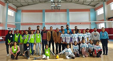 Tut ilçesinde kızlar voleybol turnuvası düzenlendi