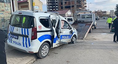 Yolcu otobüsü ile polis aracı çarpıştı: 2 yaralı