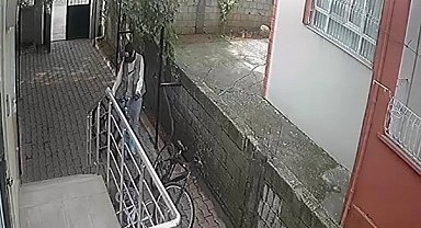 Yüzü maskeli hırsız bahçedeki bisikleti çalıp kayıplara karıştı