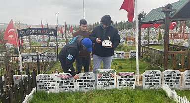Depremde hayatını kaybeden Korkut'un doğum günü pastası mezarına bırakıldı