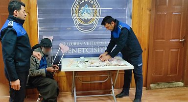 Dilenen şahsın cebinden 2 bin TL para çıktı