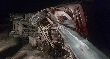 Freni boşalan tır kazaya neden oldu: 2 yaralı