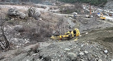 Freni boşalan vinç şarampole devrildi
