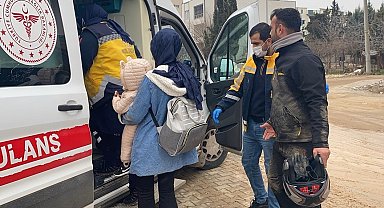 Kayganlaşan yolda motosiklet devrildi: 3 yaralı