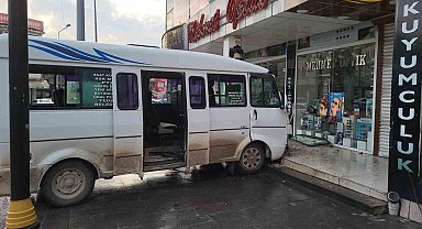 Minibüs ile kamyonet çarpıştı: 3 yaralı