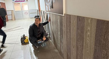 Müdür ve öğretmenler ara tatilde okulun bakım ve onarımını yapıyor