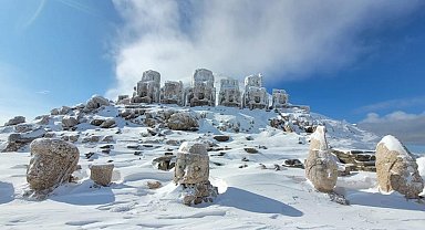 Nemrut Dağı yeniden beyaza büründü