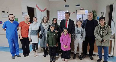 Öğrenciler hastanenin çocuk servisine kitap hediye etti