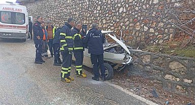 Otomobil istinat duvarına çarptı: 1 yaralı