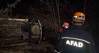 Otomobil şarampole devrildi