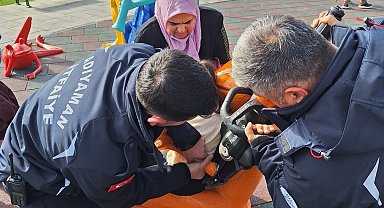 Parkta oyun aletine sıkışan çocuğu itfaiye ekipleri kurtardı