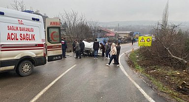 Sivil polis aracı ile otomobil çarpıştı