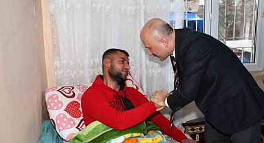 Vali Varol, yaralı askeri evinde ziyaret etti