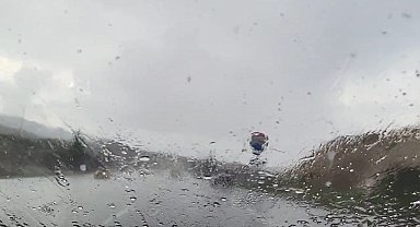 Adıyaman'da doluyla karışık yağmura cam silecekleri yetişemedi