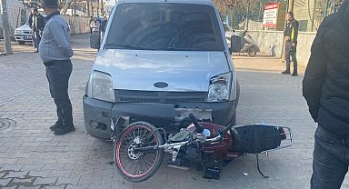Akrobasi hareketlerde bulunan motosiklet hafif ticari araçla çarpıştı