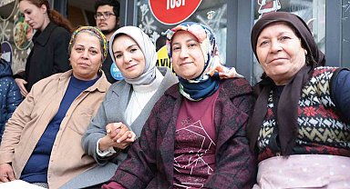 Bakan Göktaş deprem bölgesinde esnafı ziyaret etti