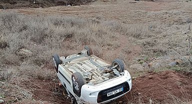 Hafif ticari araç şarampole devrildi: 2 yaralı
