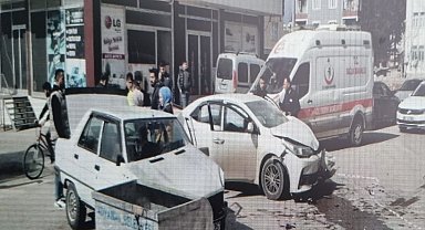 İki otomobil çarpıştı: 1 yaralı