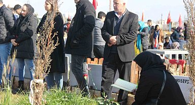 Kızıyla birlikte 16 saat enkaz altında kalan baba mezarlıkta duygulu anlar yaşadı