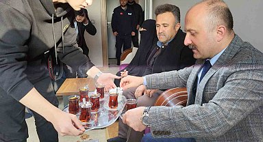 Konuta yerleşen Adıyamanlı depremzede aile ilk misafirini ağırladı