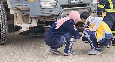 Motosiklet kamyonun altına girdi: 1 ölü, 1 yaralı