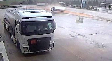 Takla atan minibüs akaryakıt istasyonuna girdi: 2 yaralı
